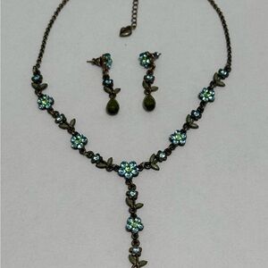 Vintage 90s. Floral-themed Y-shaped necklace & matching earrings set.